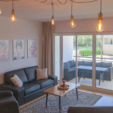 Lucky Star Marina Apartment, With Pool アパート *